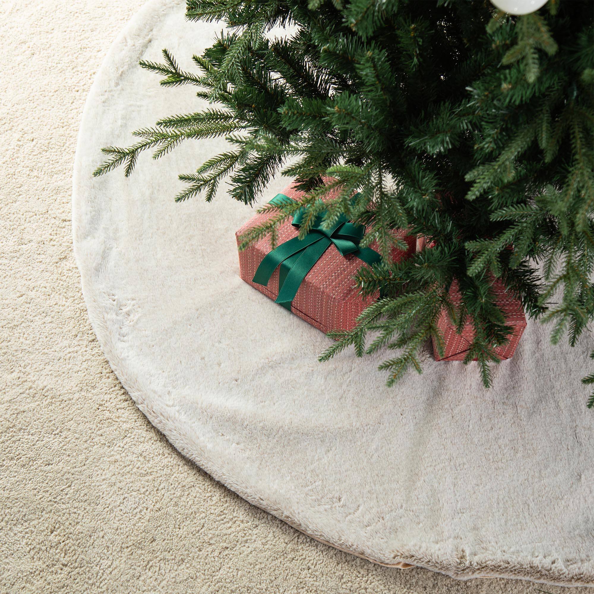 Glitzhome® 60" Milk Coffee Reversible Faux Rabbit Fur/Korean Fleece Christmas Tree Skirt
